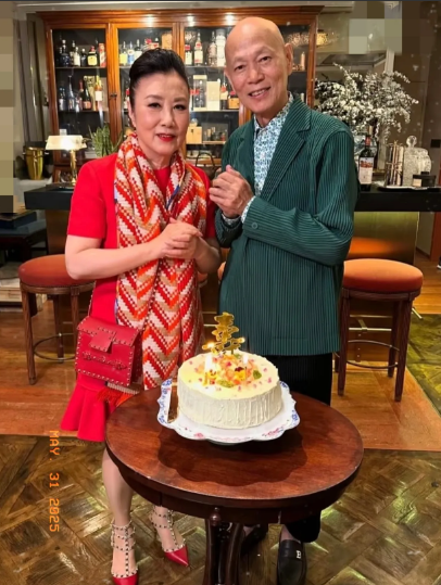 终于知道，
为什么前阵子汪明荃要去上海开演唱会了
可不是单纯为了回馈歌迷，
可能