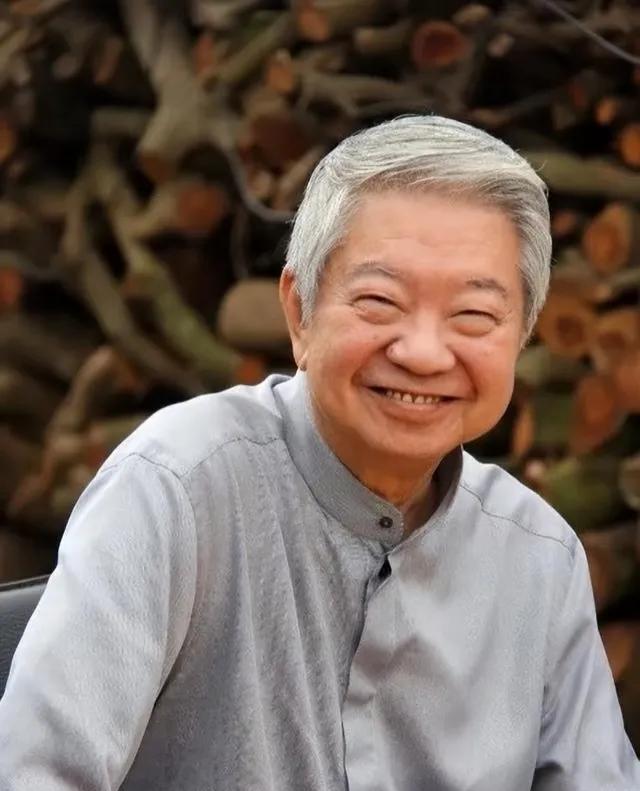 蔡澜一生无儿无女
他自己不觉得有遗憾
他认为自己就是个没长大的孩子
有了孩子也不