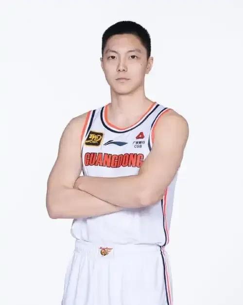 CBA五大被高估球员引热议
原文列举的五位球员中，周琦、高诗岩、胡明轩等人因竞技