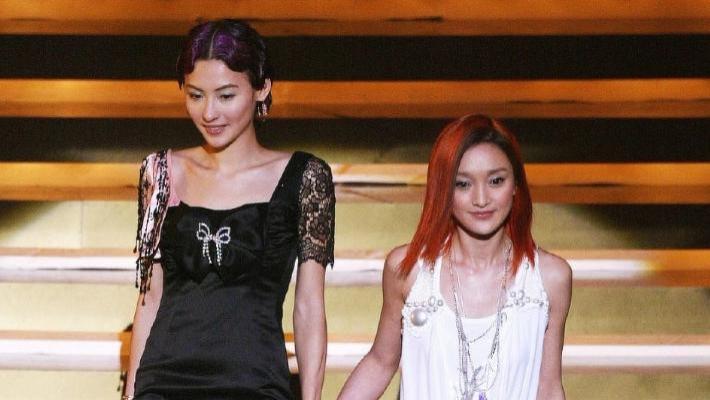 20年前周迅张柏芝同框旧照曝光 无滤镜下的她们美得太真实