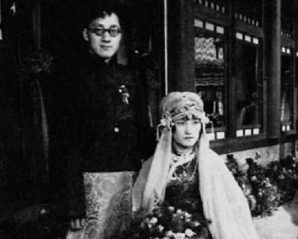 1929年，徐志摩逛完窑子之后，给妻子陆小曼写信：“肉感颇富，但不及你。”陆小曼