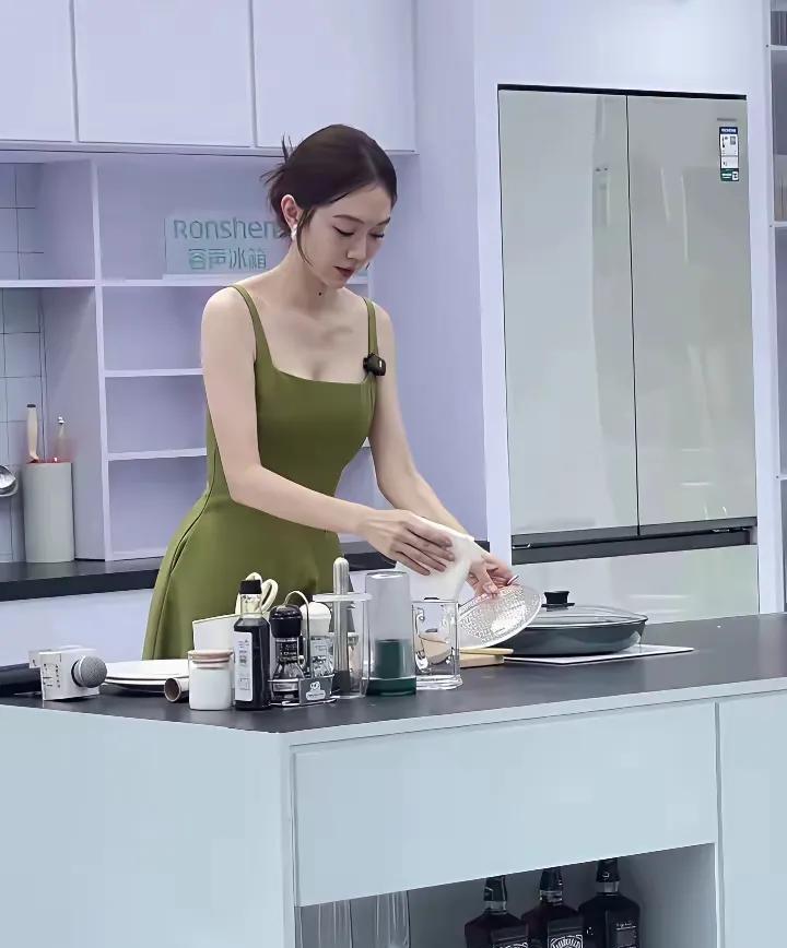 人美戏好
个子高挑阳光性格开朗
她还有一个最大的优点就是会做菜
而且厨艺非常好