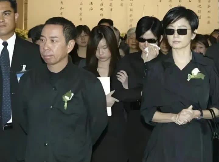 2006年，林青霞携富豪丈夫邢李源参加父亲的葬礼时的一幕