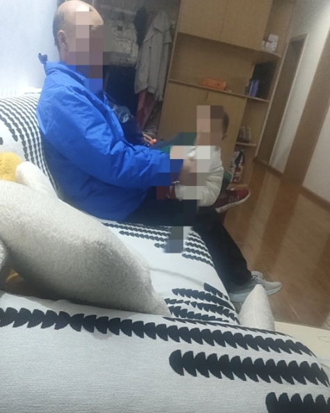 公公无理取闹的样子真无语…
昨晚22点多了，公婆过来了。我们家是密码锁，搬过来的