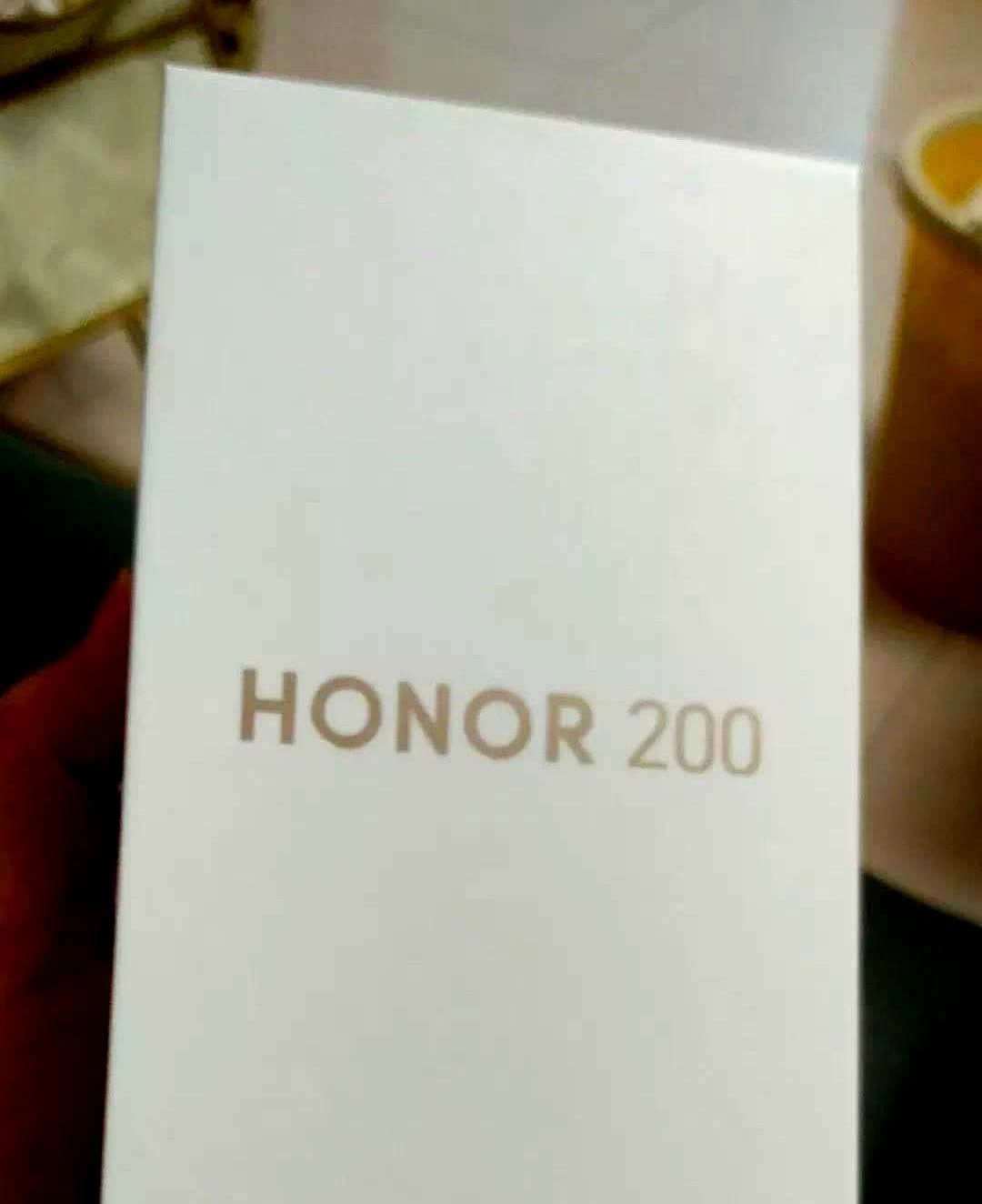 不得不说荣耀手机的质量确实好。

这次换新机的时候才发现，现在的屏幕技术真是