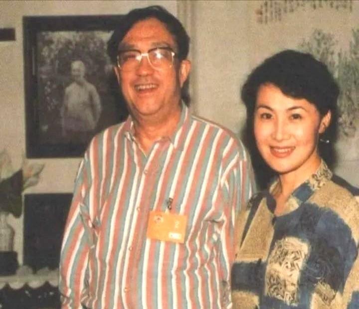 一张老照片把1998年拽回眼前。
李媛媛和谢晋笑得像俩隔壁邻居，其实那天他们各怀