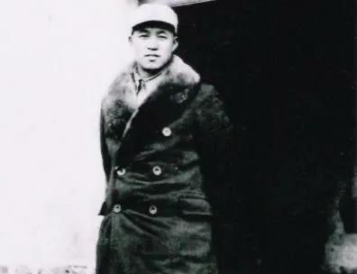 1945年，王保胜被日军俘获，他以绝食面对各种威逼利诱。奄奄一息时，一位狱警突然