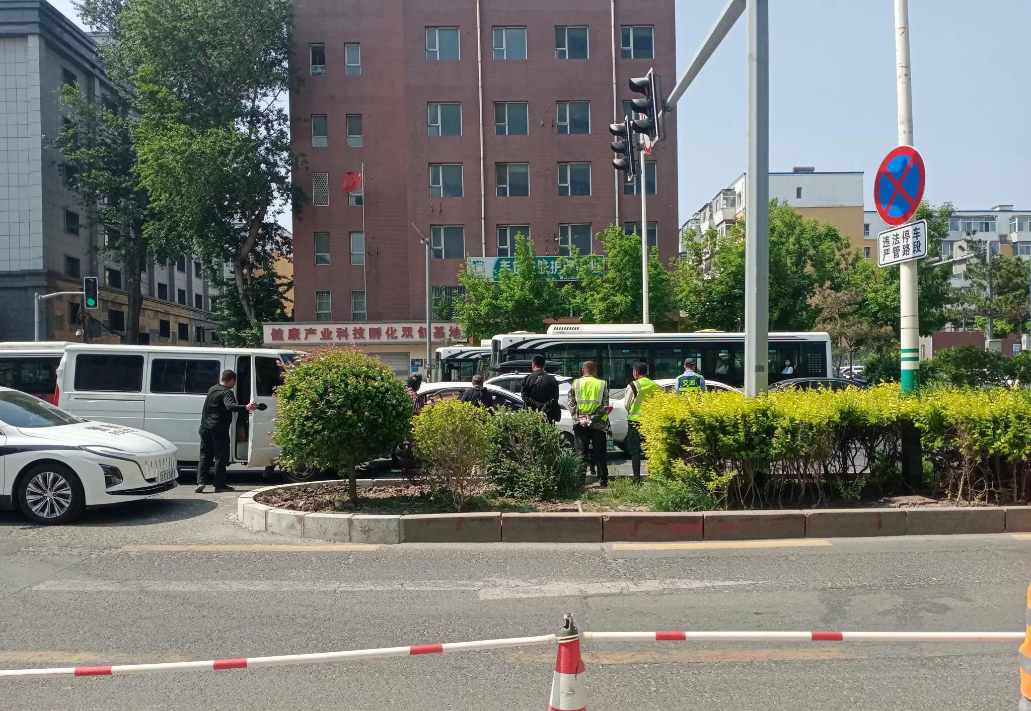 长春西安大路与建设街交汇处发生四车连环相撞。



上午九点左右，西安大路与建设
