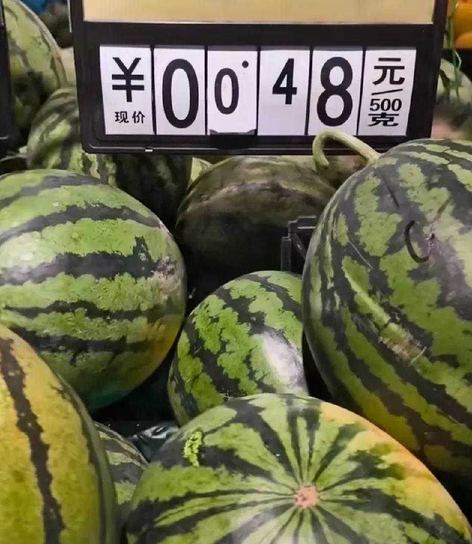 西瓜成为平民水果代表，给国人带来大大的幸福感
现在的国内，再穷的老百姓都能吃的起