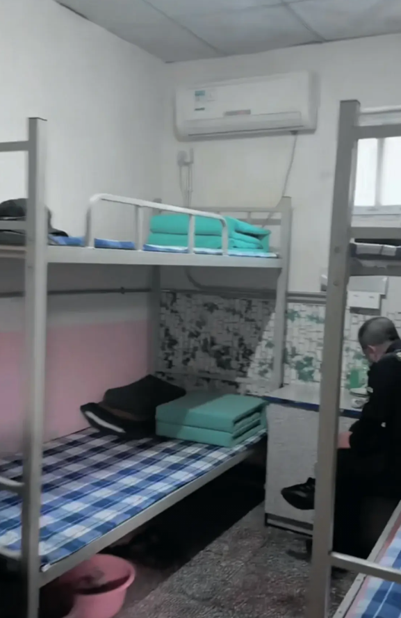 新来的保安经理突然夜查，发现保安队长在宿舍睡觉，队长想解释，是到宿舍来休息一下，