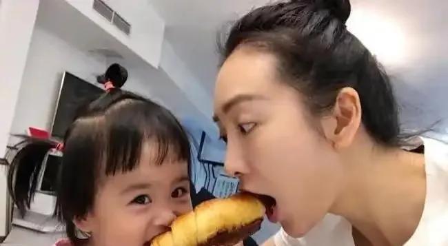 王鸥继续当年剧本风波后，
又在娱乐圈投下一枚重磅炸弹，
隐婚生子！
而孩子的父亲