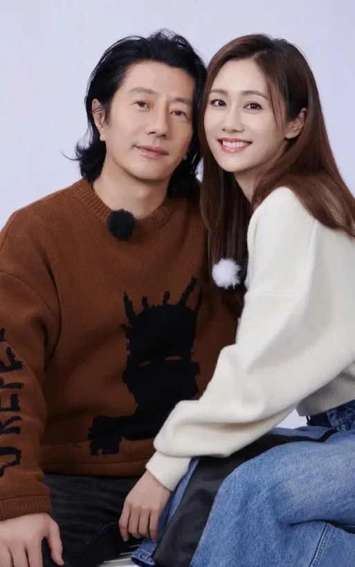 郑钧的二婚妻子刘芸，

告诉所有女人一个扎心的道理，

找的男人可以穷，可以丑，