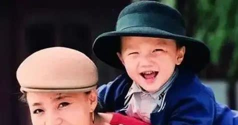 英达该如何抹平这笔情债？

小时候，一帮孩子一边往巴图身上扔沙子，一边喊“巴