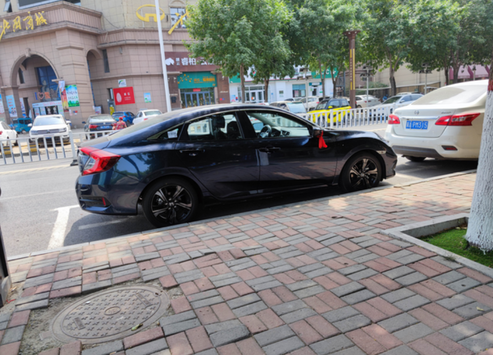 燃动版思域内饰太丑了，织布座椅，自己买了座椅套，套上效果看着还行，暗金蓝色配深绿