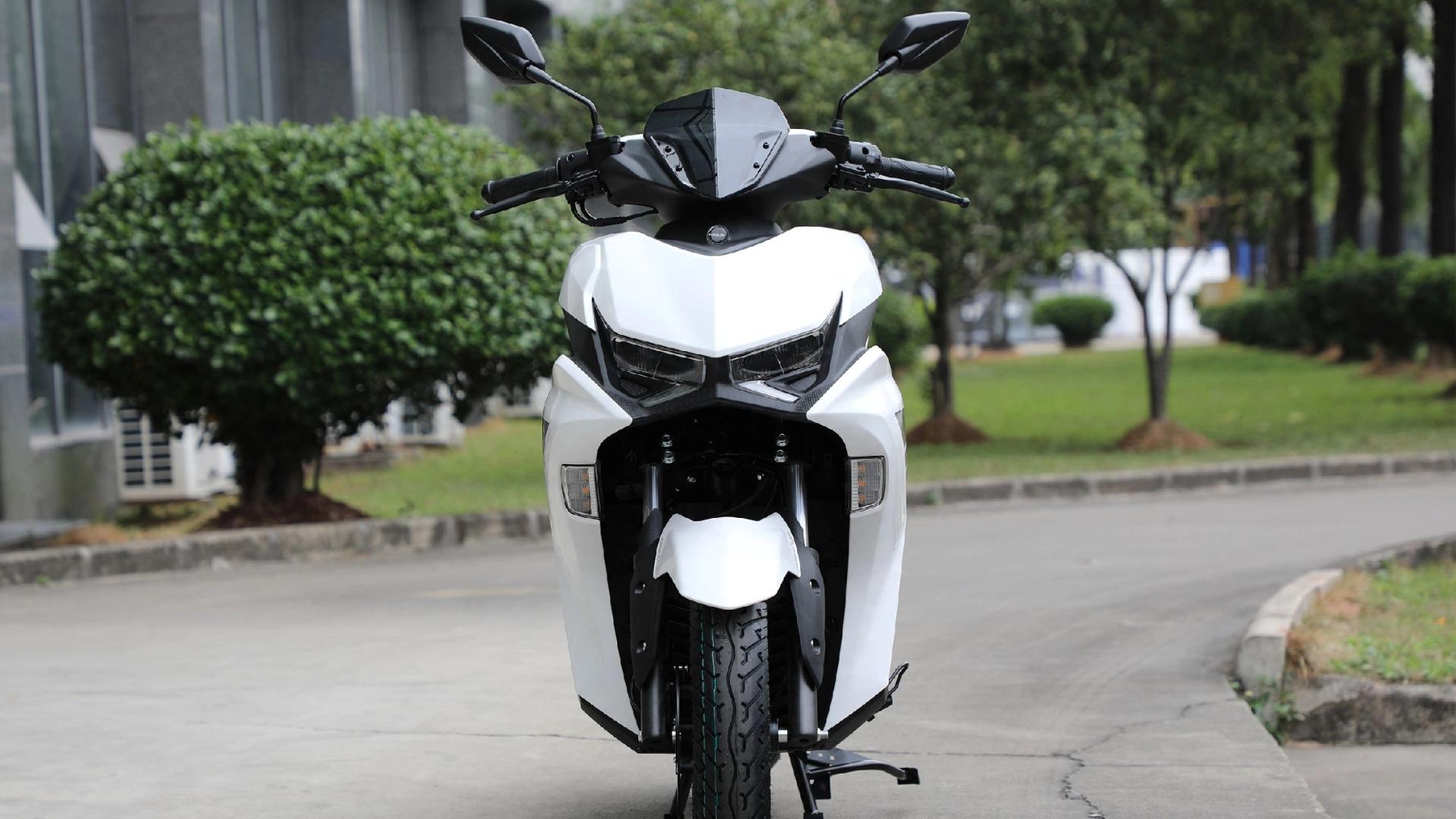 售价11960元，听说它是雅马哈NVX平替版，豪进SE05配置还蛮高的！