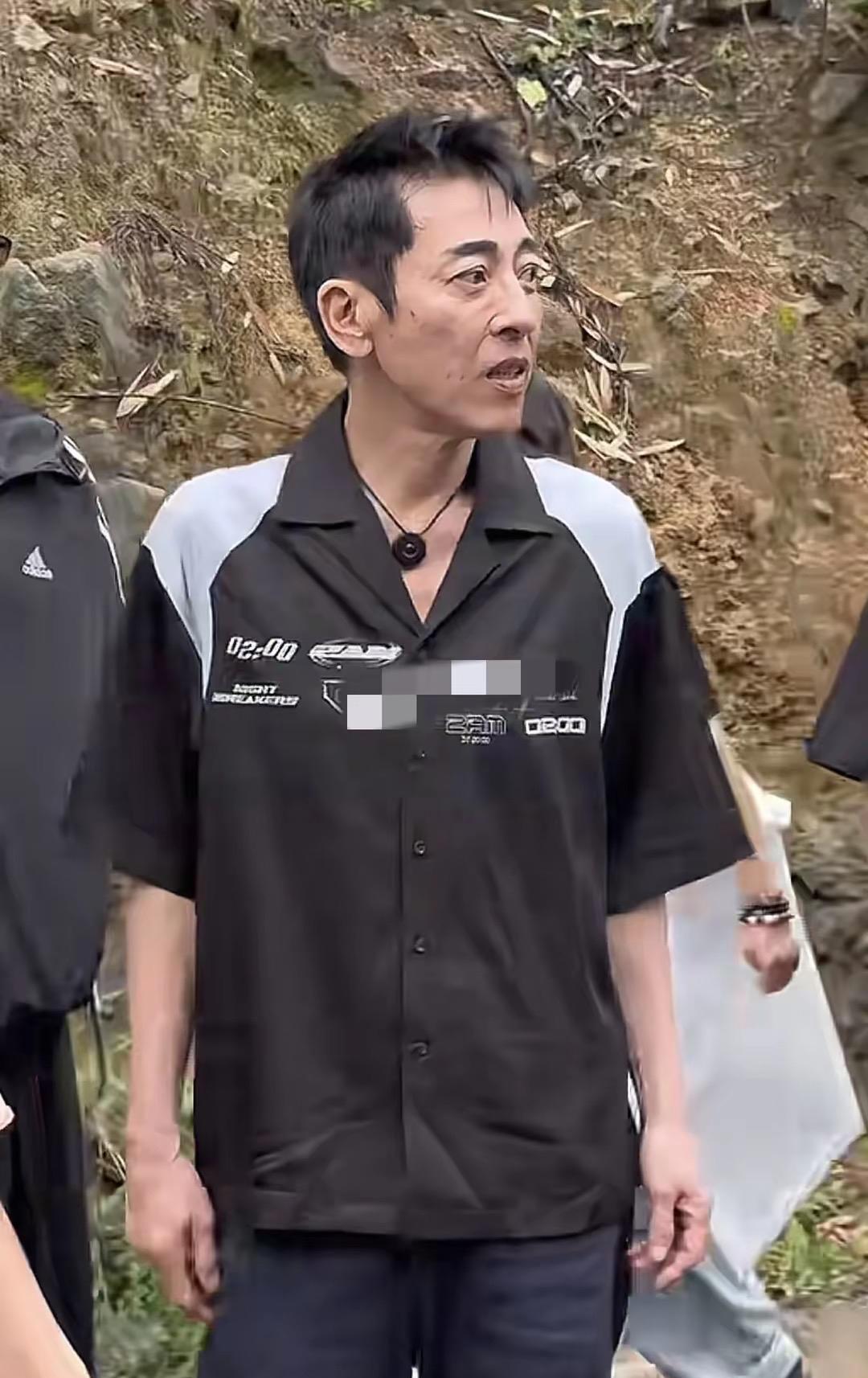 59岁吕颂贤现身横店剧组，作为监制仍活跃娱乐圈。他与妻子坚持丁克、吃素26年，如