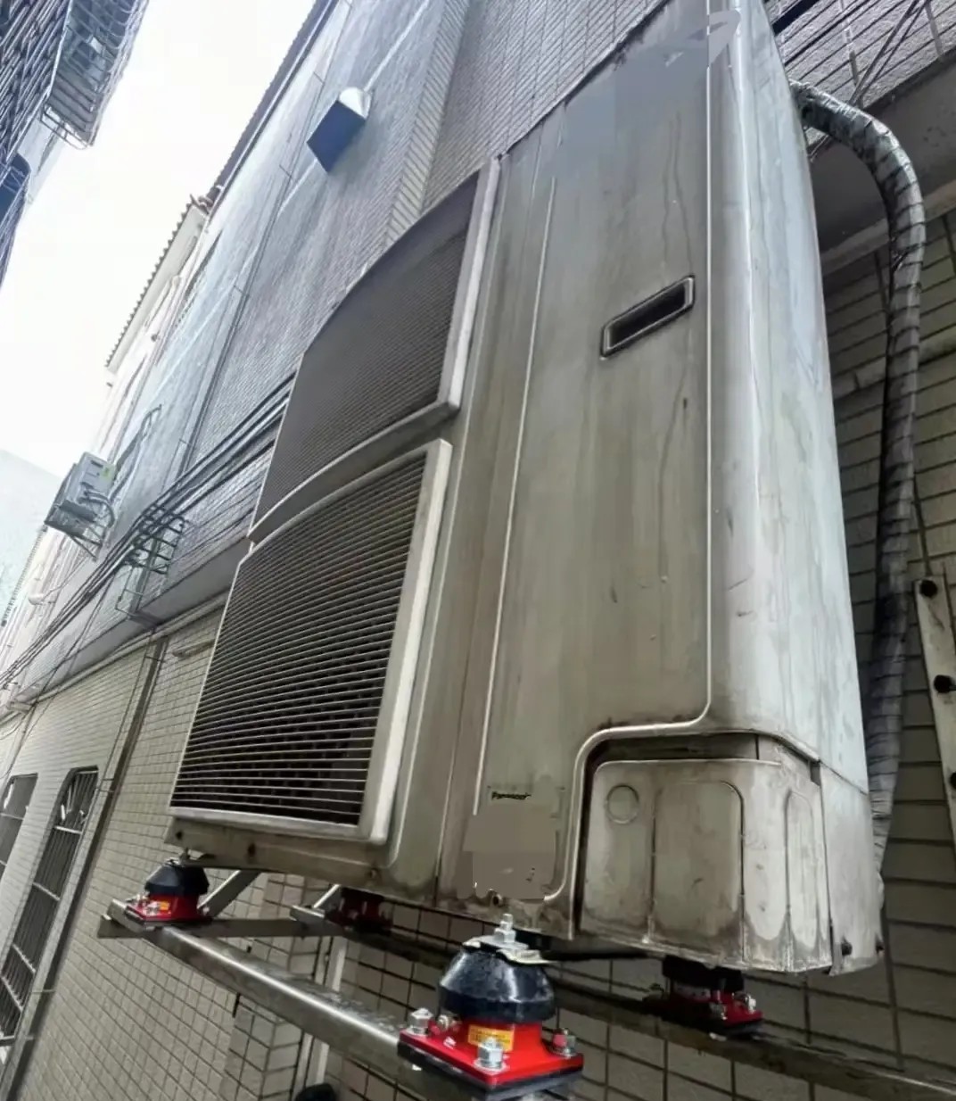 37℃的天气，开着空调，邻居竟然上门让我把空调关了，只因为风机声音太大，我正吐槽