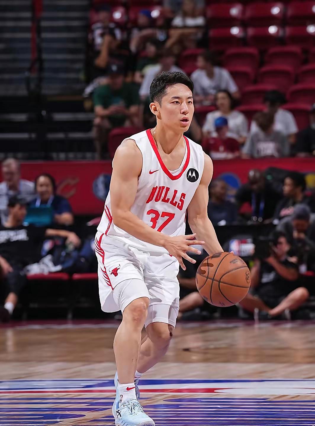 让人羡慕，日本男篮，河村勇辉在与公牛签下了双向合同后喜极而泣。
直言：我终于不用