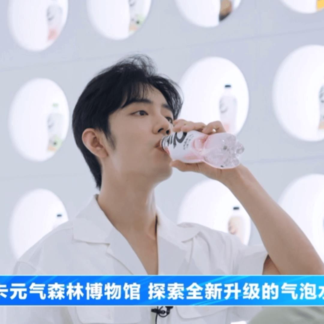 气泡水在桃桃嘴里冒泡了，微微皱眉的时候真的好可爱，敢喝那么一大口真的是勇士，我只