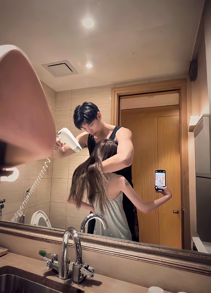 爱她就给她吹一辈子头发.