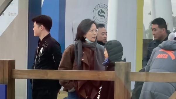 杨乐乐带儿子飞成都参加马术比赛，汪涵又缺席，沐沐露脸更像妈妈
