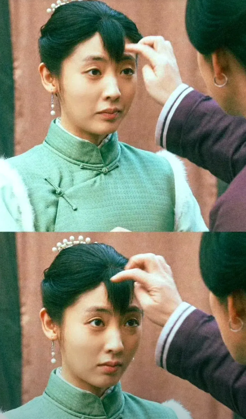 邢菲这脸好奇怪啊，
大家似乎只记得
她在《生万物》里“苏苏”的形象——
额前留着