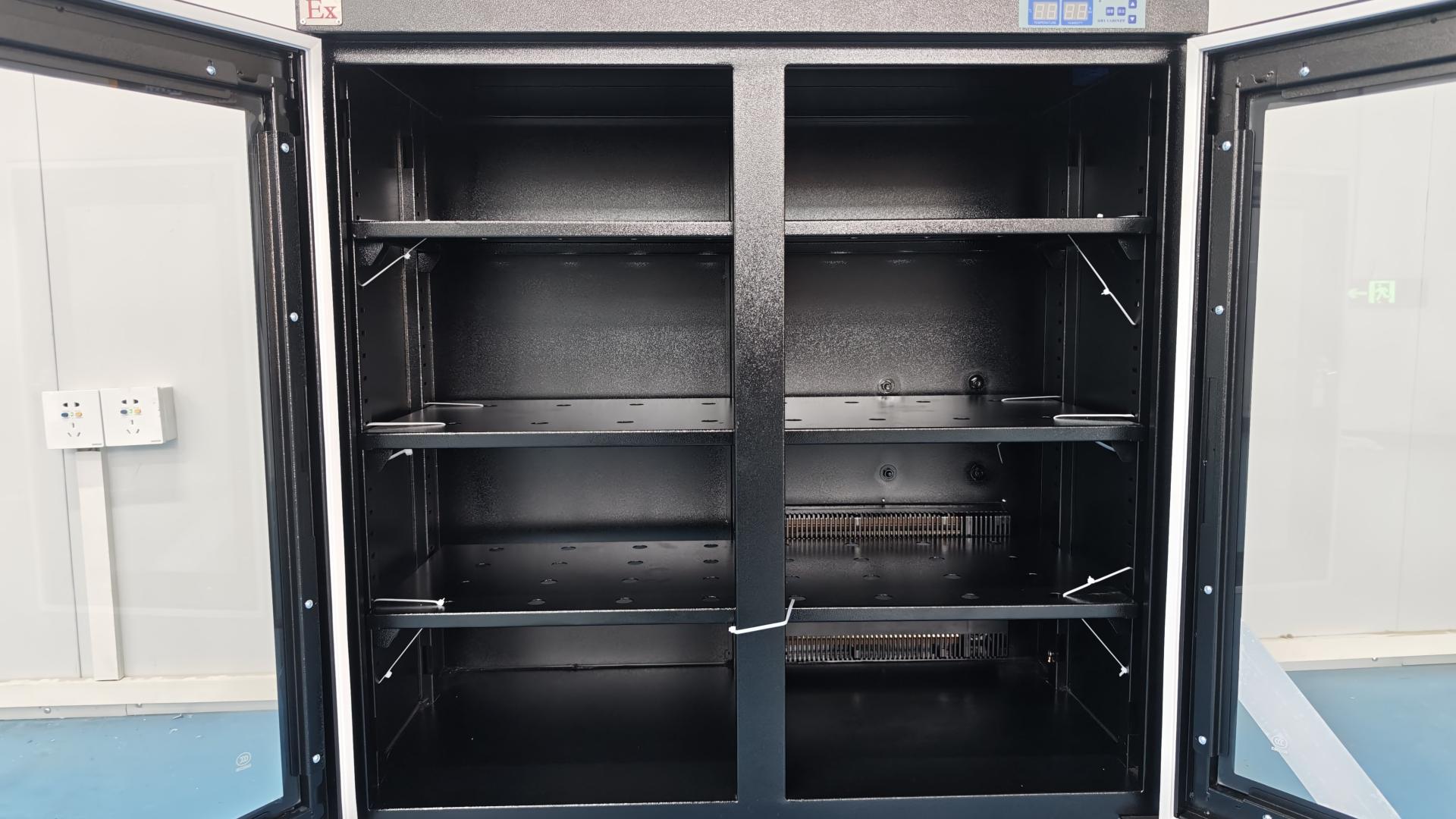 防潮柜冬季是否必要？智能除湿结合防爆设计，给精密仪器一个干燥的“保险箱”