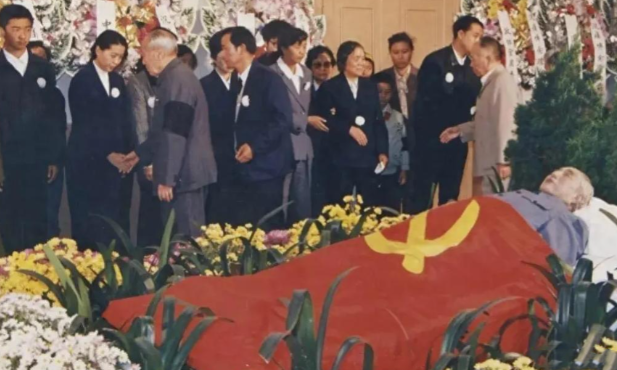 90年代，徐向前元帅的遗体告别仪式，元帅躺在鲜花中！

1990 年 9 月，徐