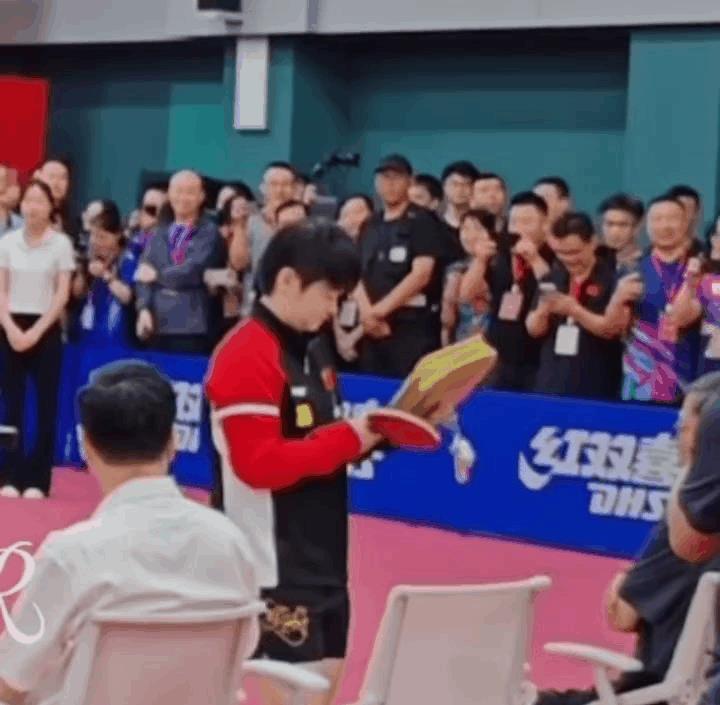 上一秒莎莎把包包放在了椅子上，下一秒被大头拿走了！
莎莎准备上场打球，顺手把包包