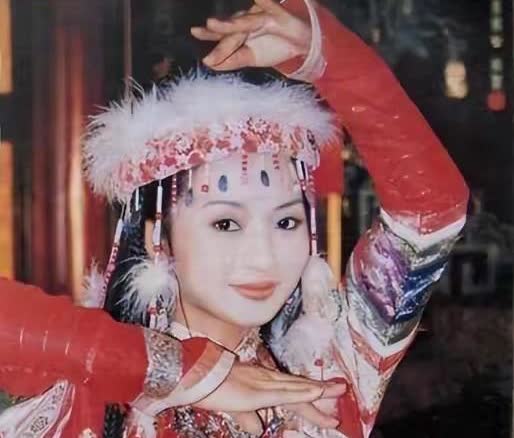 我们熟悉的她早已离世，29岁与男友坠机而亡，双双殒命大海之中