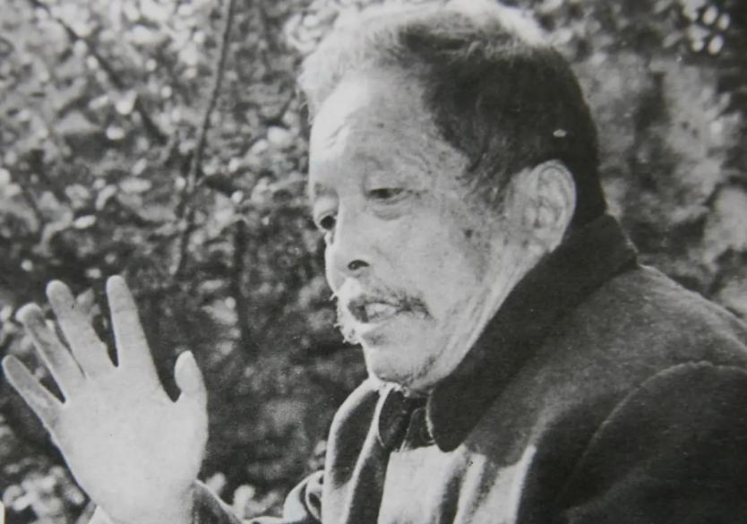 1955年，一个寻常的市场上，一个男子做出了让人瞠目结舌的举动——他手握毒蛇，主
