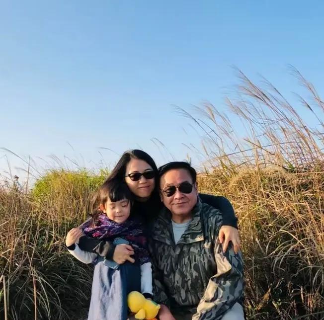 尔冬升在男人堆里，算是最精明的那一拨。
不是说他女友谈得多，也不是说他事业有成，