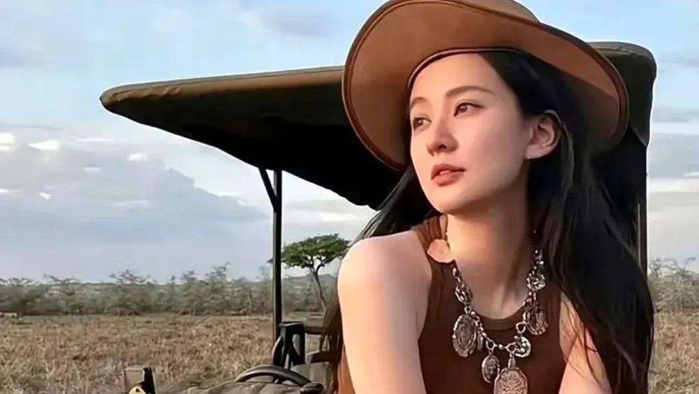 31岁乔欣婚后现身非洲，豹纹裙勾勒火辣身材，气质突变令人眼前一亮