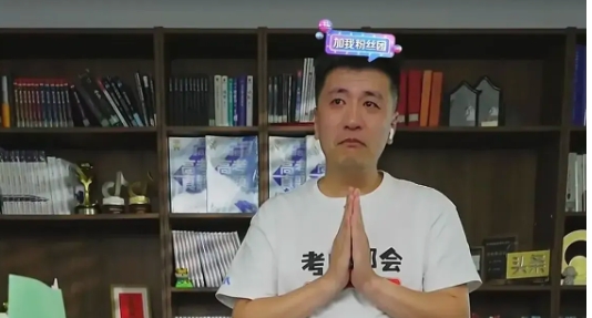 我敢拍着胸脯讲，张雪峰这家伙是绝对不可能退出直播的。
本来就是靠这个吃饭的，不直