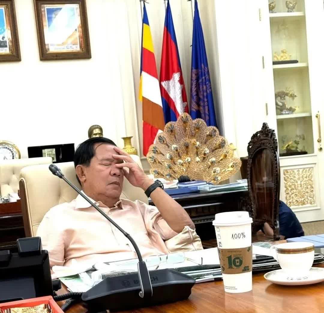 洪森在与政府和军方领导人召开会议后，因为太过疲劳不得不在椅子上打盹。



