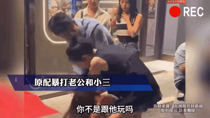 原配干的漂亮，两个都不放过，渣男小三一起打，边打边骂，真是嘴一份手一份，大快人心