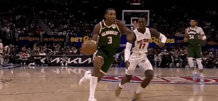 脾气真好！字母哥劝架有一套！
在今天NBA常规赛雄鹿对阵活塞的第四节比赛中，小波