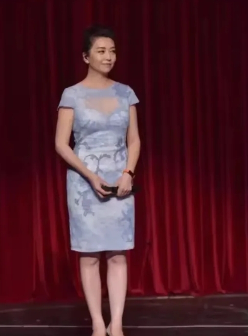 还有多少人记得这位“旗袍美人”？
 
西安出身的她，前夫是老戏骨高曙光，曾因旗袍