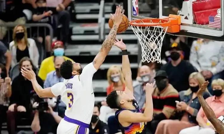 浓眉哥尴尬了
近日美媒体Clutch Points写道：“为什么湖人在交易安东尼