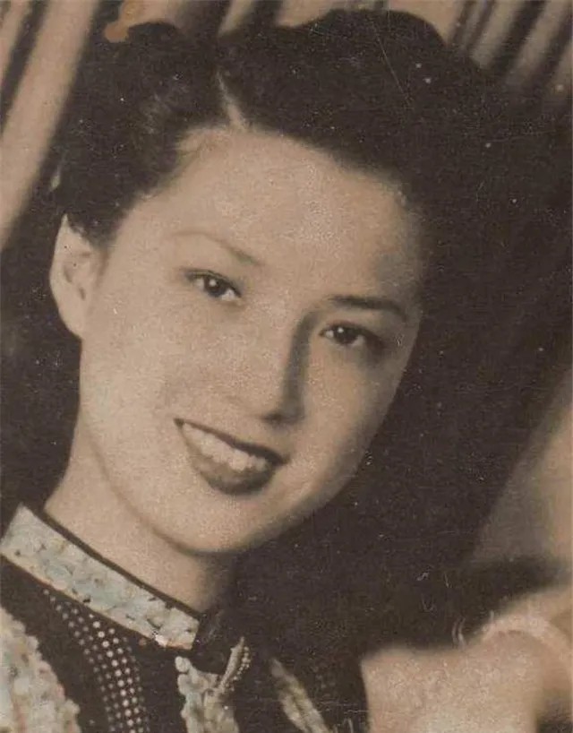 1918年，6年未怀孕的戏班名角莫秀英，被一落魄军官看上。莫秀英对他说道：“我结