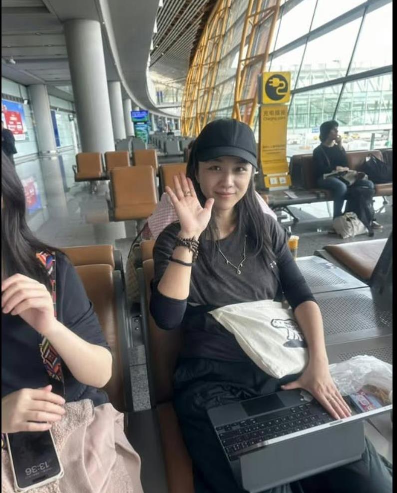 汤唯在北京机场被偶遇。女神素颜还是非常美丽！#汤唯#