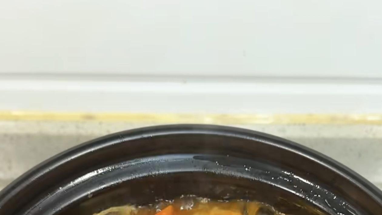 一锅咕嘟咕嘟的秋日治愈：番茄玉米排骨汤的家常魔法