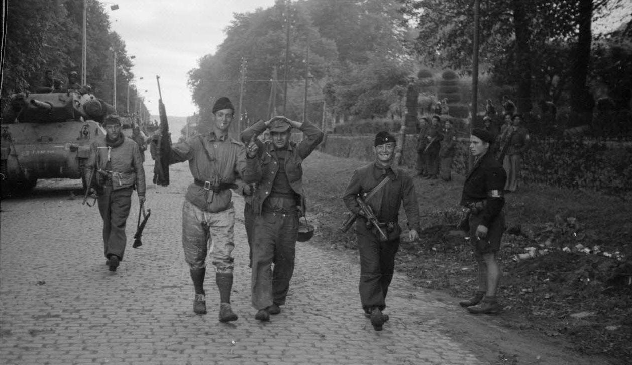 1944年，法国，欧坦（Autun，法国中东部城市）。几名法国游击队员抓获了一名