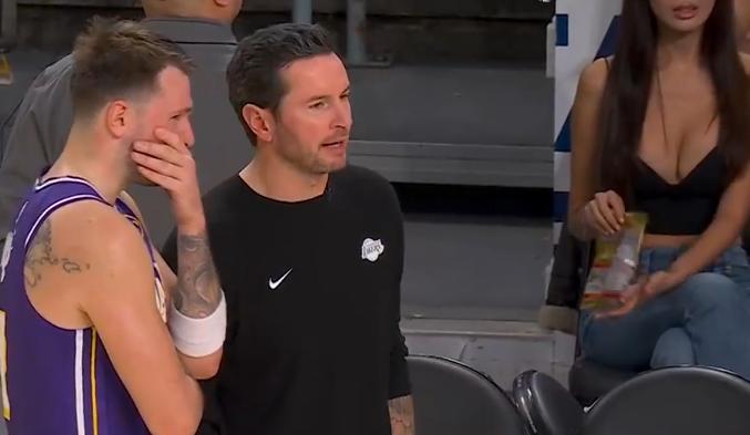 东契奇里夫斯合砍73分，戴维斯复出12+5+5，独行侠8人得分上双，湖人NBA杯