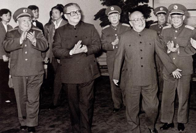 1990年军委主席江同志接见北京军区的领导们。和江同志并排走在前面的是，军委第一