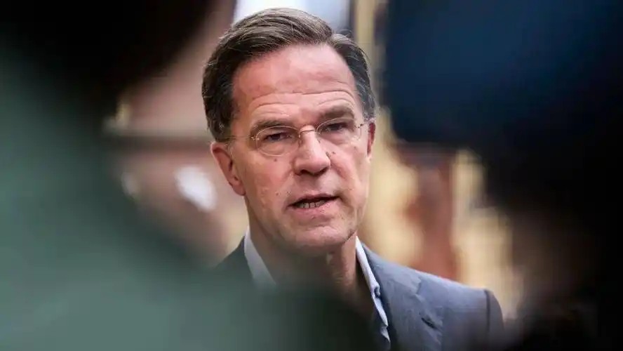 北约峰会记者会上，记者提问北约秘书长吕特：“你批评俄罗斯侵犯乌克兰，但为什么对美