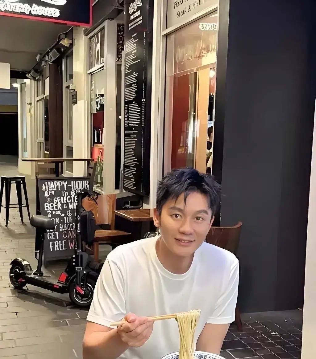李晨这么有钱也吃兰州拉面，真低调