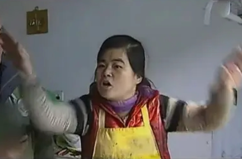 恶人自有恶人磨！老两口联合两个女儿打跑老实孝顺的儿媳，儿子二婚后，老两口看不上二