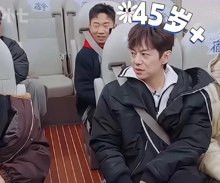 #何炅# 姜还是老的辣！
我们的宿舍开播，
大家还在震惊何老师不能玩密室，
何炅