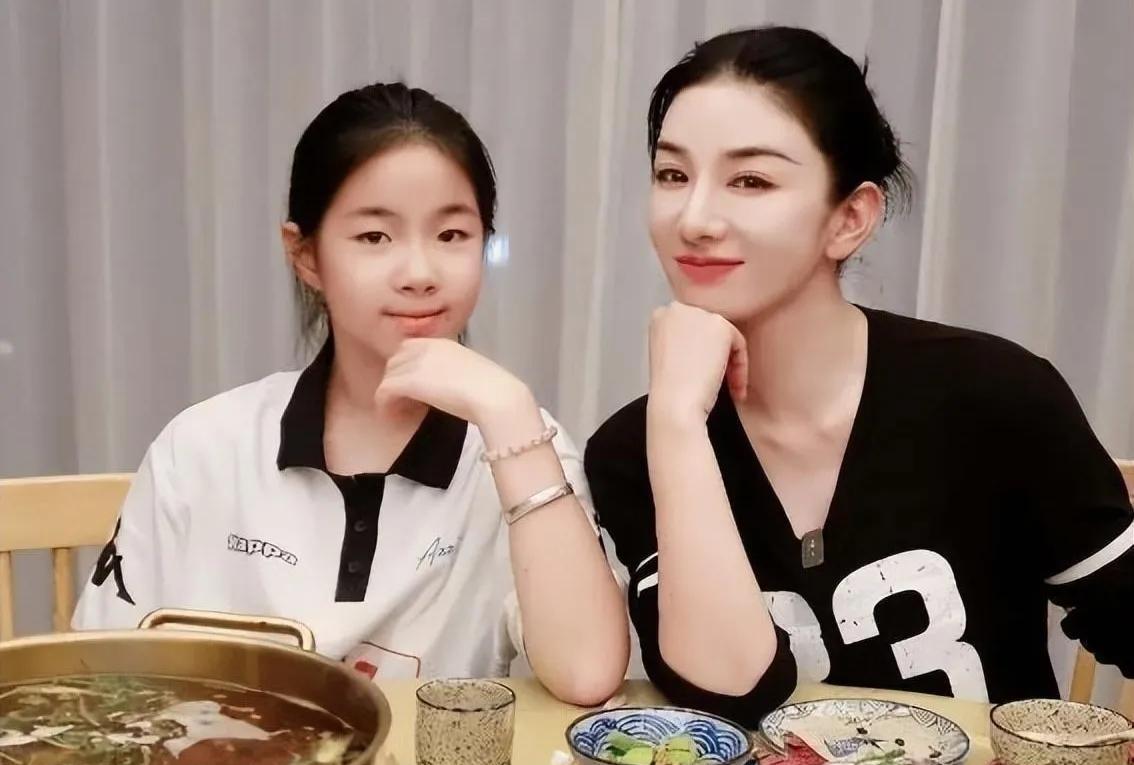 黄奕的女儿铛铛，她的颜值在星二代中应该也是数一数二的，将来长大后应该会进入娱乐圈
